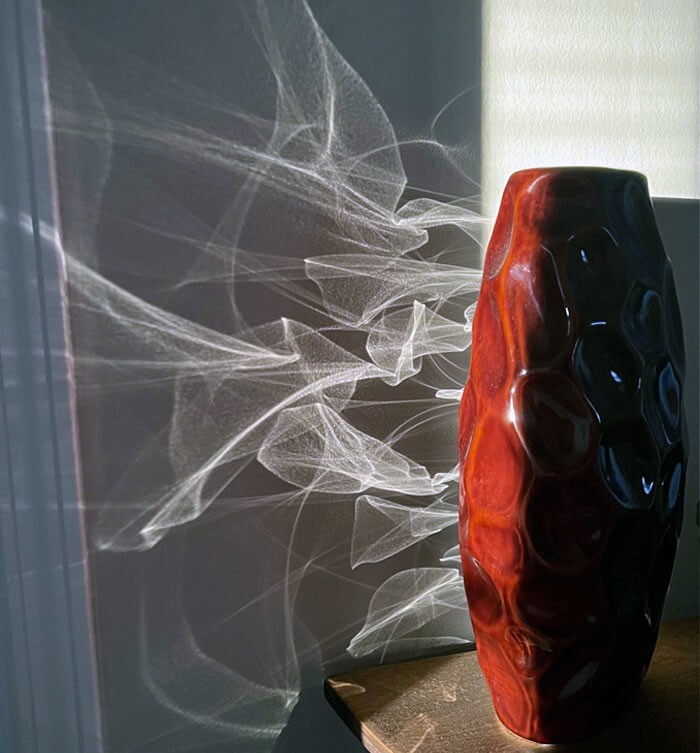 24. Солнечный свет, отражаясь от вазы, создает впечатление дыма