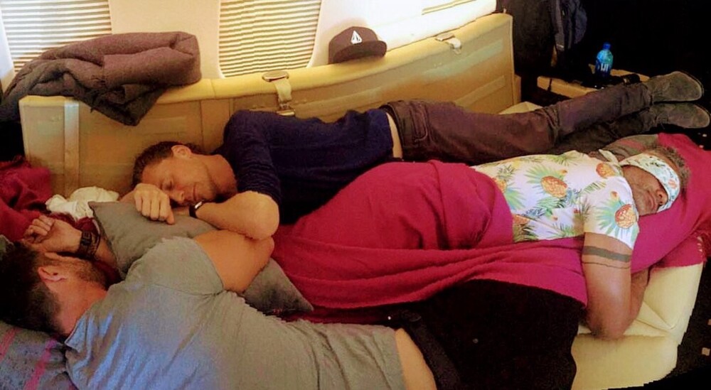 8. Крис Хемсворт, Том Хиддлстон и Тайка Вайтити спят в перерыве между съёмками "Тор: Рагнарёк"