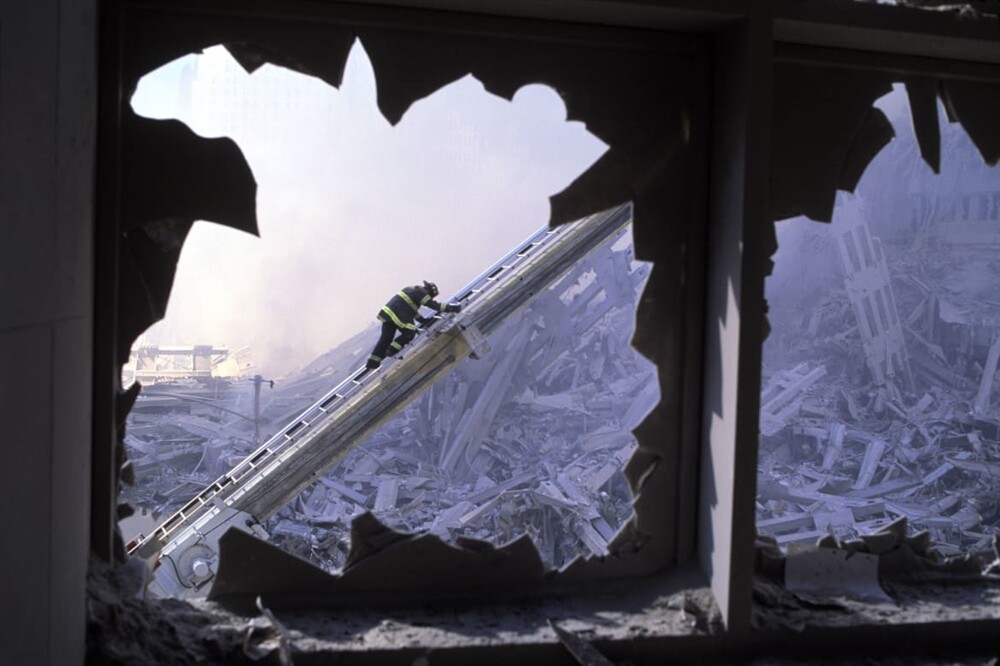 Пожарный на месте терактов в Нью-Йорке 11 сентября 2001 года
