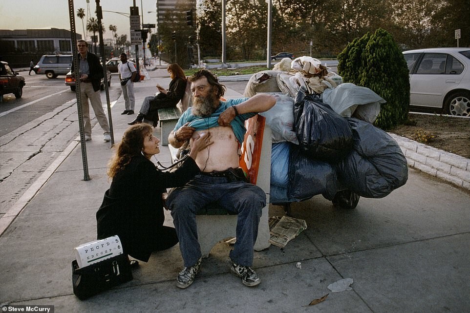 Медсестра проверяет здоровье бездомного в Лос-Анджелесе, штат Калифорния