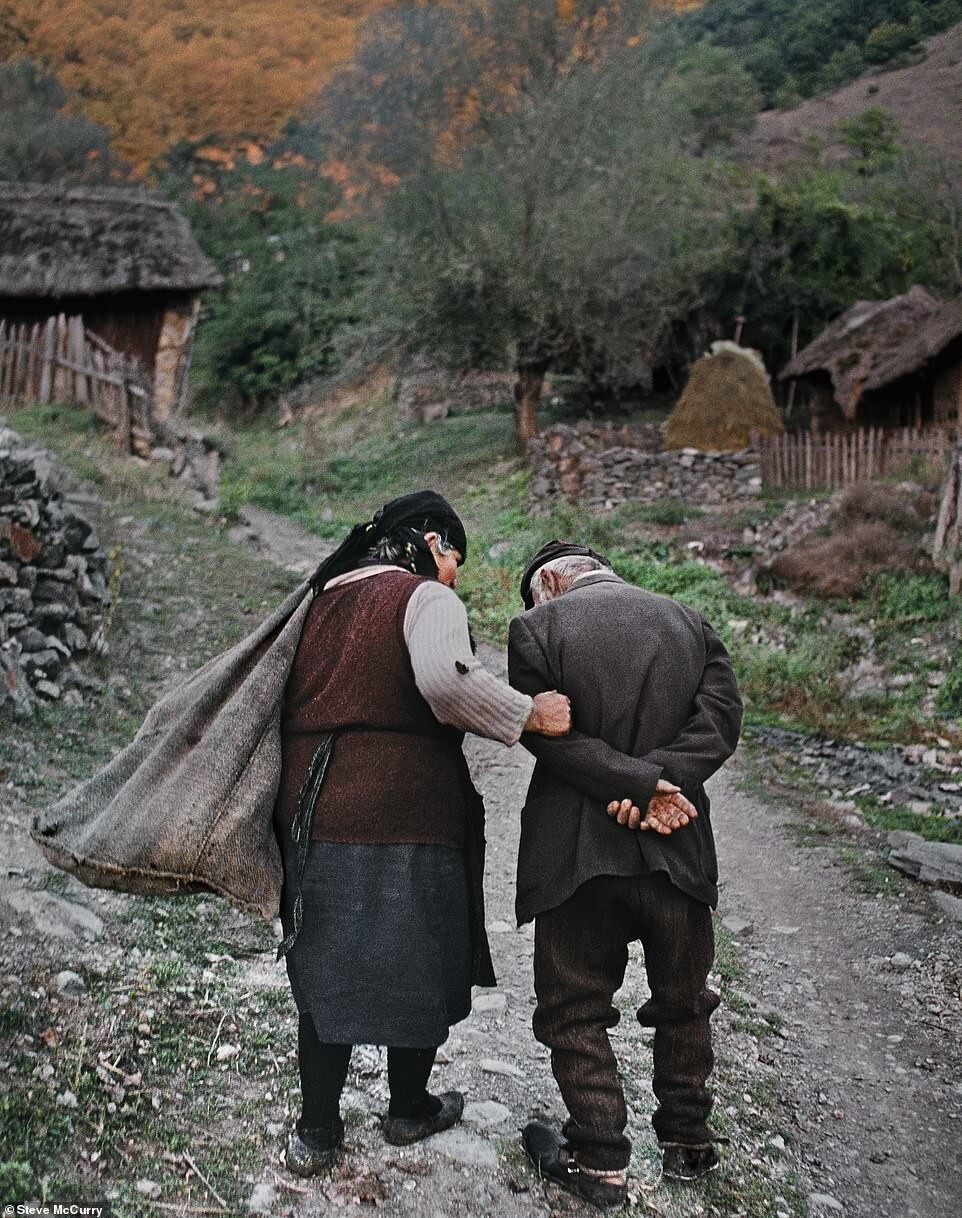 Пожилая пара возвращается домой после работы на кукурузных полях в Гостиваре, Македония, 1989 год