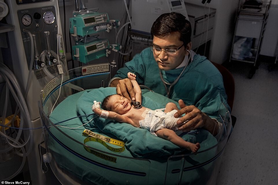 Уход за малышом, рождённым раньше срока, в больнице Джайпура, Индия, 2008 год