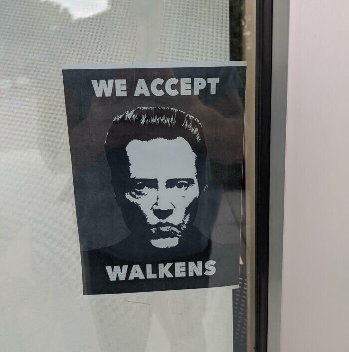 13. Игра слов: walkens = walk-ins. «Мы принимаем без предварительной записи». Кристофер Уокен одобряет