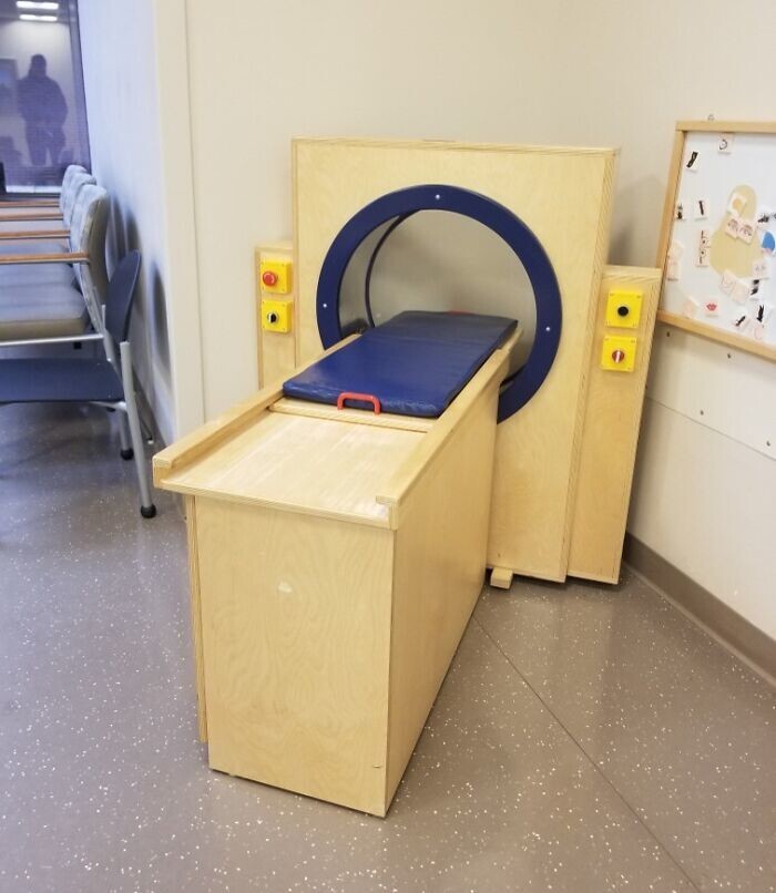 15. Игрушечный томограф для детей в больнице. Чтобы не боялись настоящего