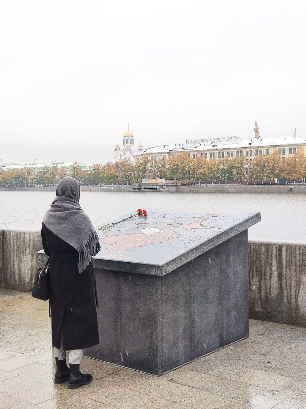 В Екатеринбурге установили гранитную карту города, местные жители назвали её могильной плитой
