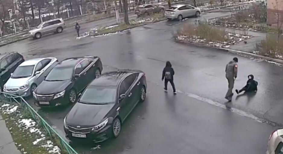 В Челябинске водитель избил школьников из-за того, что те перебежали дорогу в неположенном месте