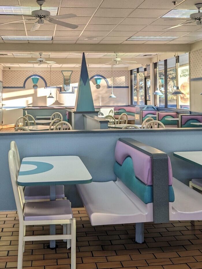 8. «В этом Burger King до сих пор используется мебель 80-х годов»