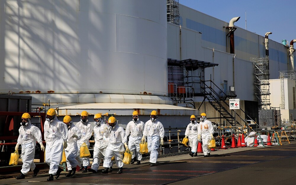 Двое рабочих с "Фукусимы" попали в больницу из-за заражения радиацией