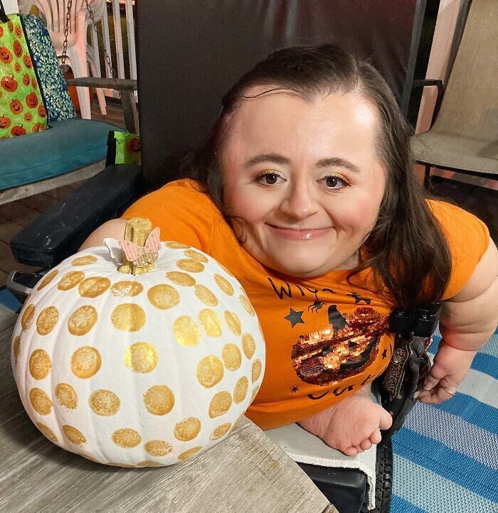 Женщина стала бьюти-блогером несмотря на инвалидность