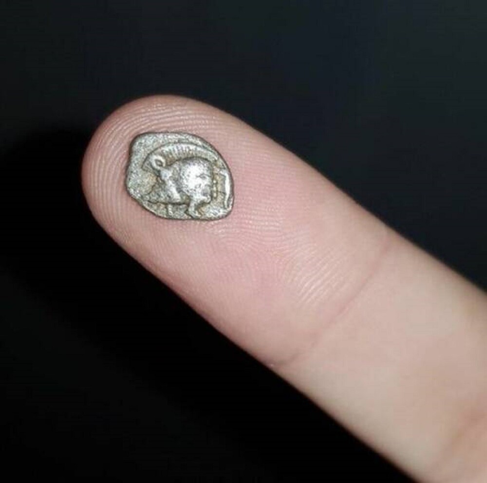 17. «Это крошечная греческая серебряная монета, возраст которой составляет 2500 лет»