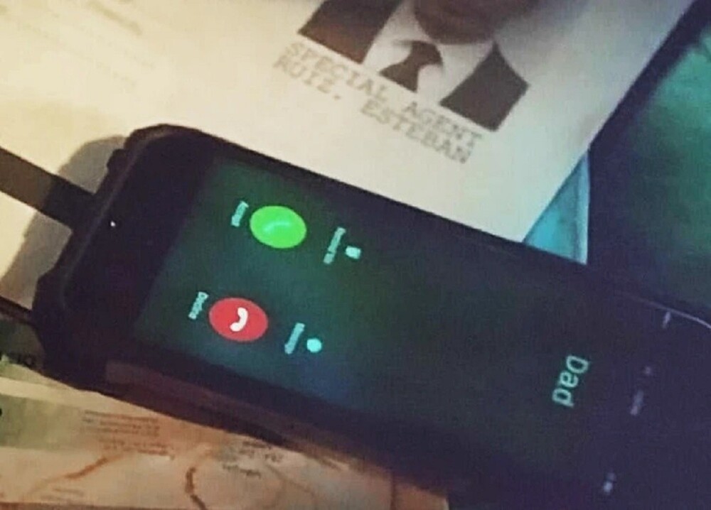 4. Когда главный герой разговаривает с отцом в фильме "Хеллбой", на экране телефона высвечивается входящий звонок, а не текущий