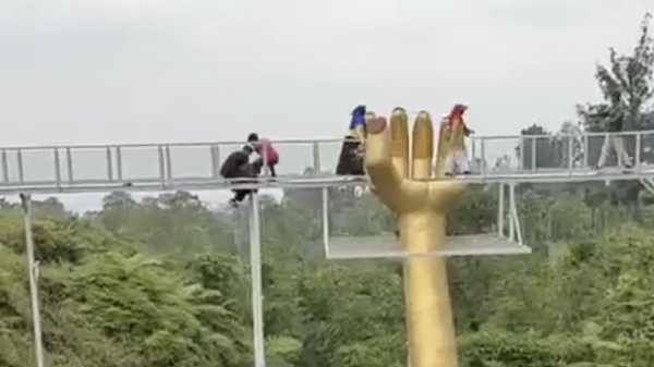В Индонезии стеклянный мост разбился прямо под ногами туристов