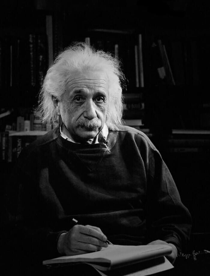 12. Альберт Эйнштейн