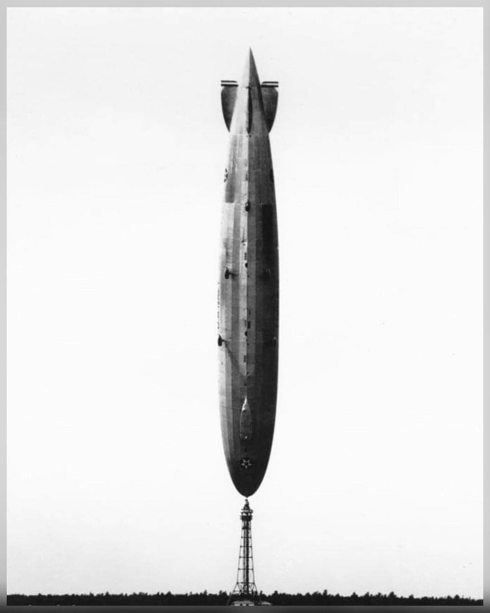 18. Дирижабль USS "Лос-Анджелес", балансирующий на "носу" из-за сильных ветров, 1926 год