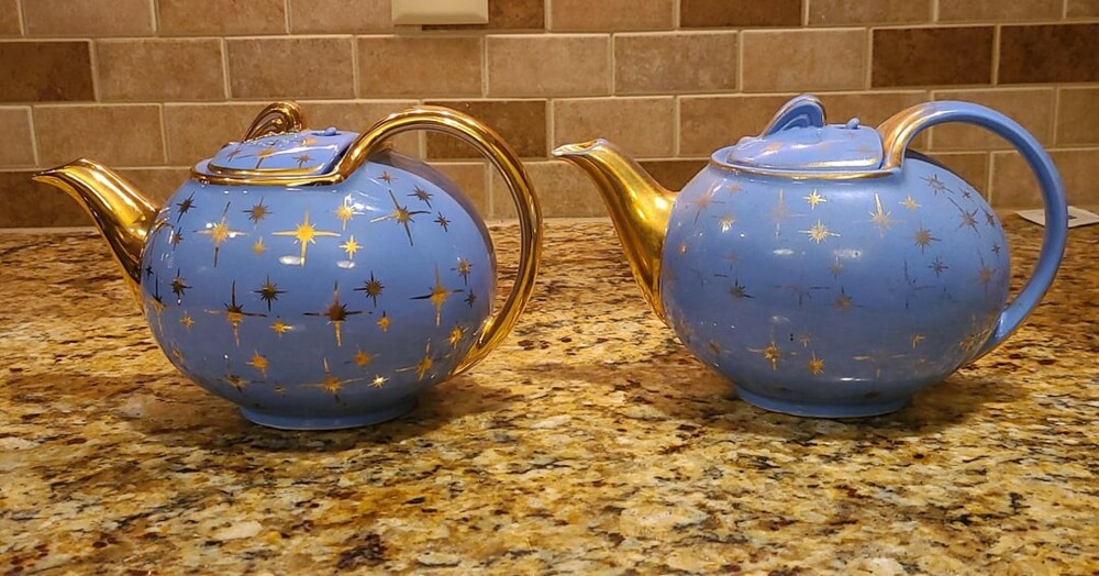 11. Справа - заварочный чайник, который мои бабушка и дедушка получили в качестве свадебного подарка в 1947 году, а слева - заварочный чайник, которым никогда не пользовались