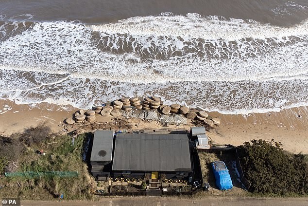 Британская деревня сползает в море — а власти бездействуют
