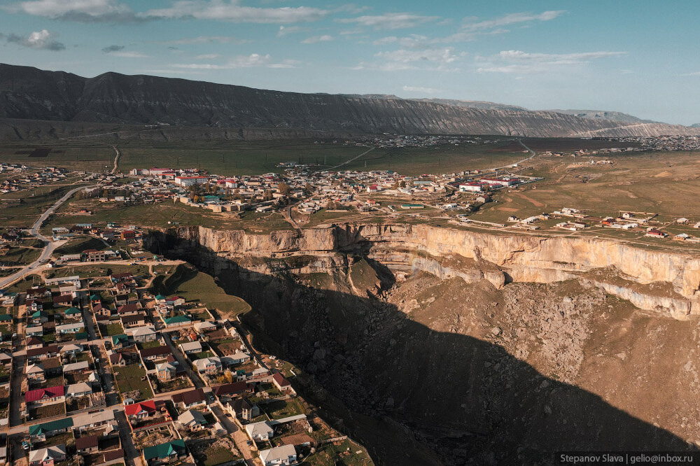 Хунзах — село в Дагестане на краю ущелья