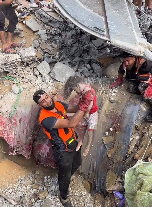 Кадры разбора завалов в секторе Газа после обстрелов Израиля