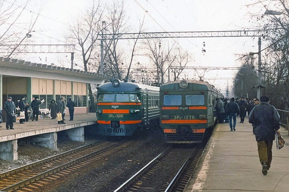 Электропоезда ЭР2–1016 и ЭР2–1276 на станции Люблино–Сортировочное, 31 марта 1998 года, Москва