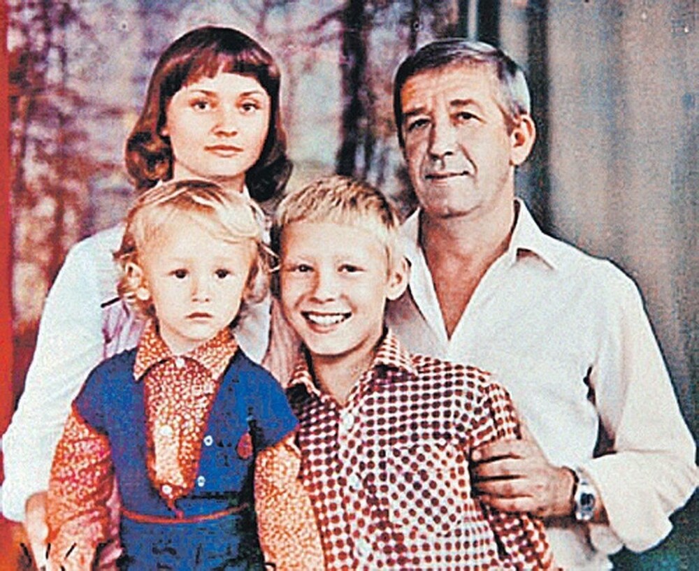 Борислав Брондуков с женой Екатериной и сыновьями, Константином и Богданом