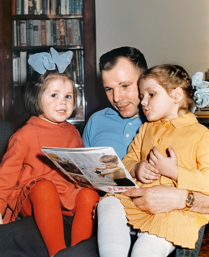 Юрий Гагарин с дочерьми Галей и Леной