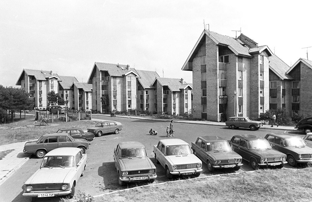 Улица Тайкос в курортном городе Неринга в Клайпедском уезде на Куршской косе, 1984 год. Литовская ССР.
