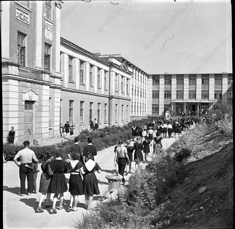 Севастополь. Во дворе школы № 6 на Корабельной стороне, май 1963 года.