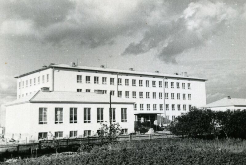 Построенное в 1966 году новое здание городской гимназии Кингисеппа. Эстонская ССР.