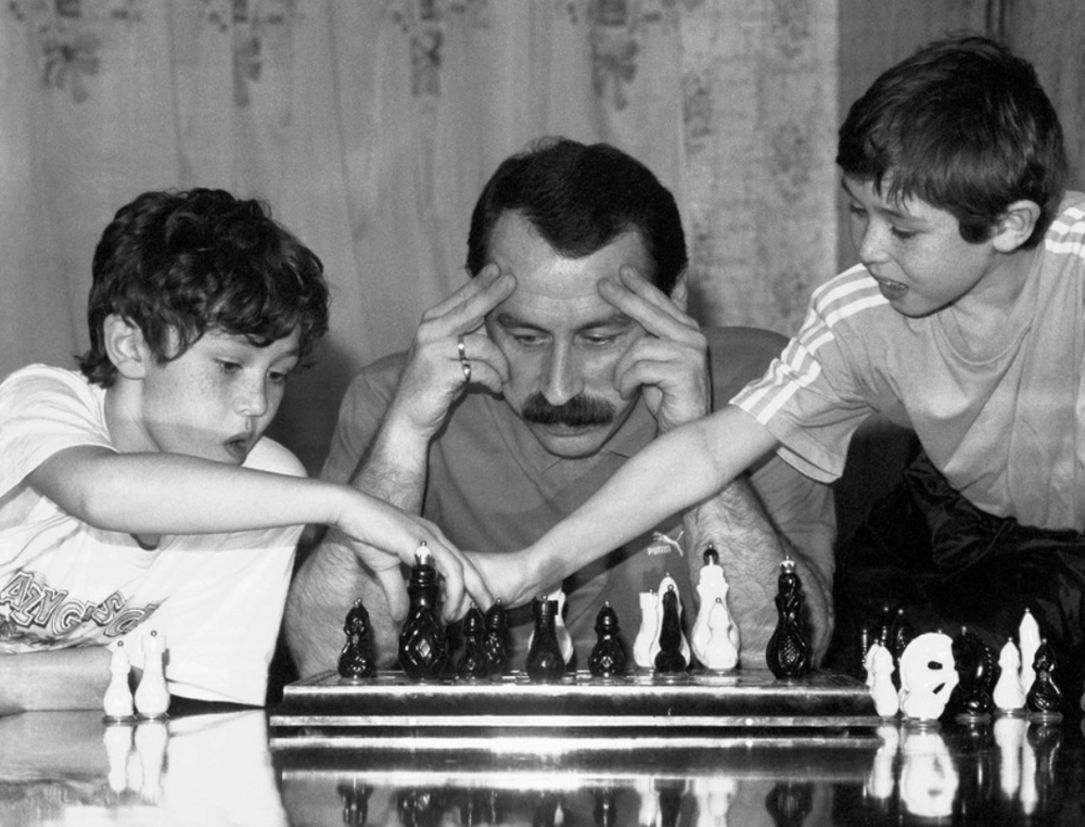 Валерий Газзаев играет в шахматы с сыновьями Асланом и Владимиром, 1992 год