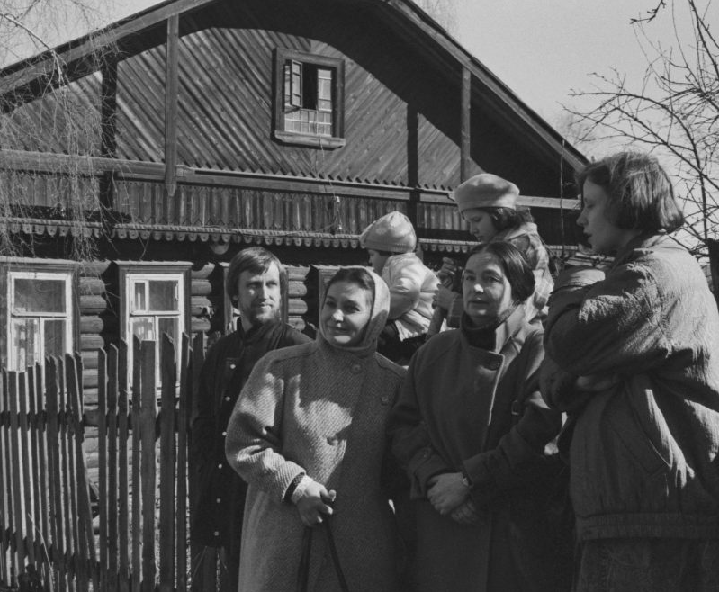 Наталья Бондарчук и Марина Тарковская у дома, в котором жила семья Тарковских, 1990 год