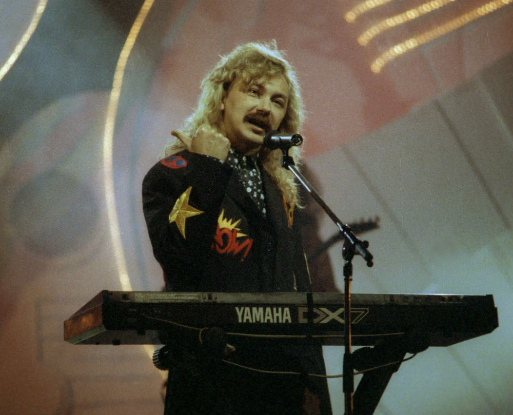 Игорь Николаев во время предновогоднего музыкального концерта в киноконцертном зале «Россия», 1993 год
