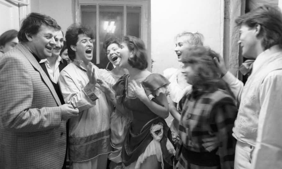 Александр Ширвиндт со студентами театрального училища имени Б. Щукина перед началом спектакля, 1990 год