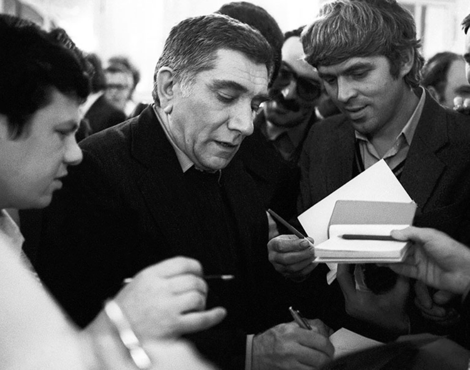 Армен Джигарханян дает автографы поклонникам, 1993 год