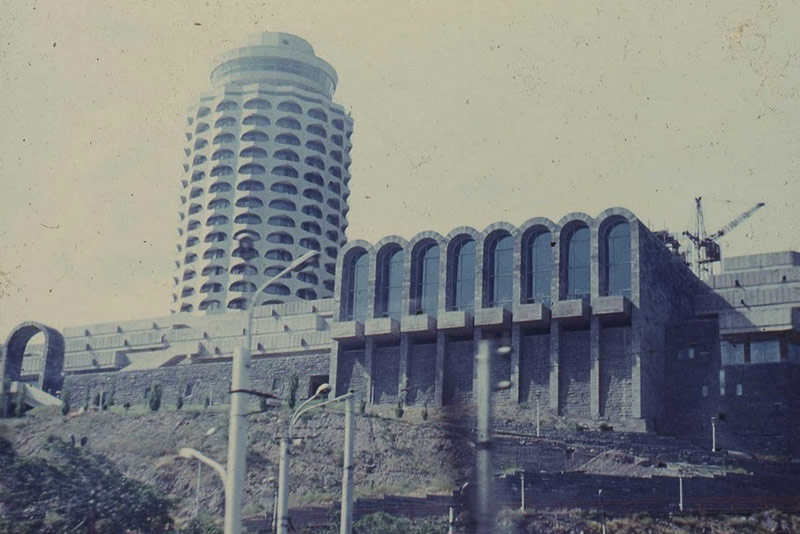 Ереван, Армянская ССР, Дворец молодежи и гостиница "Молодежная", 1980-е годы. В наше время снесен.