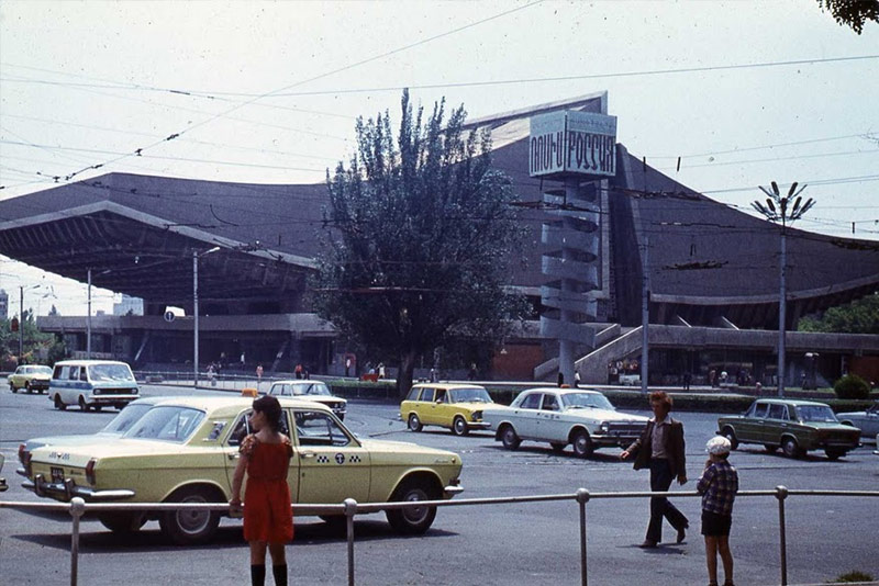 Ереван, Армянская ССР, кинотеатр "Россия", 1980-е годы. Кинотеарт был построен в 1975 году.