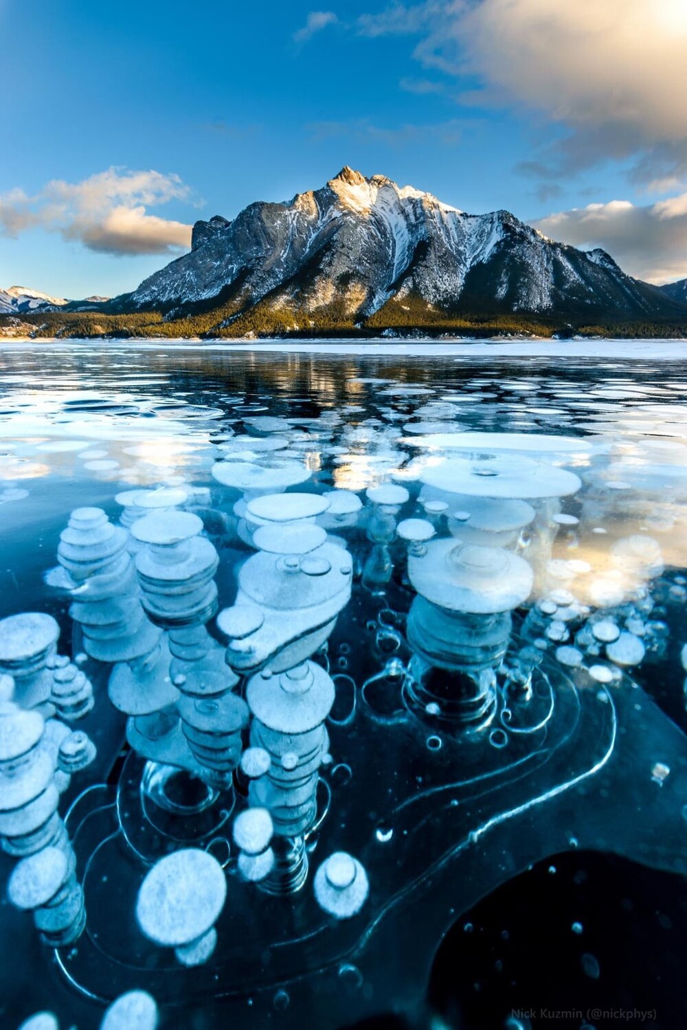 1. Замерзшие пузырьки метана на озере Абрахам, Альберта, Канада