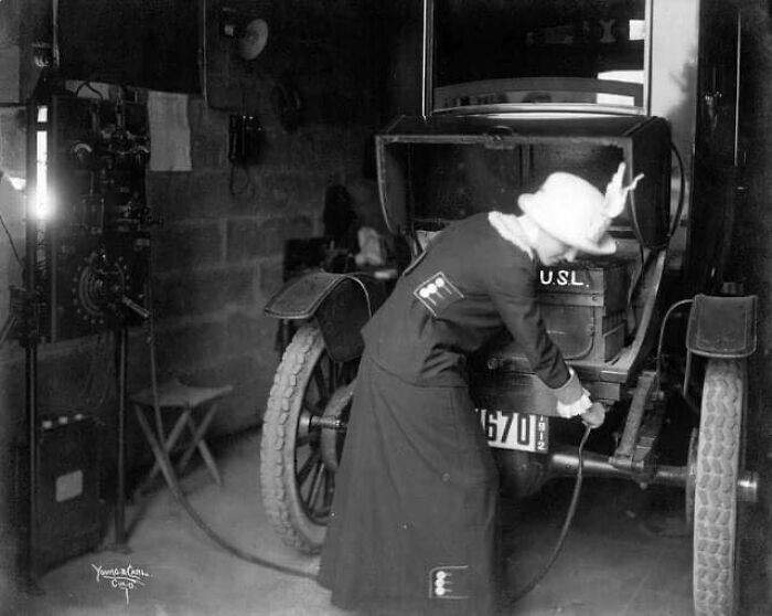11. Женщина заряжает свой электромобиль в гараже, 1912 год