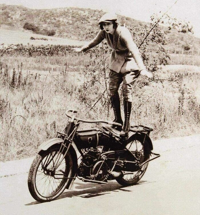 36. Женщина выполняет трюк на мотоцикле, 1920-е годы