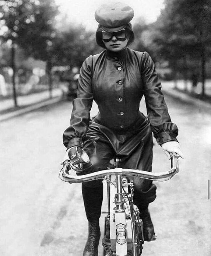 14. Женщина в мотоциклетной одежде, Франция, 1905 г.