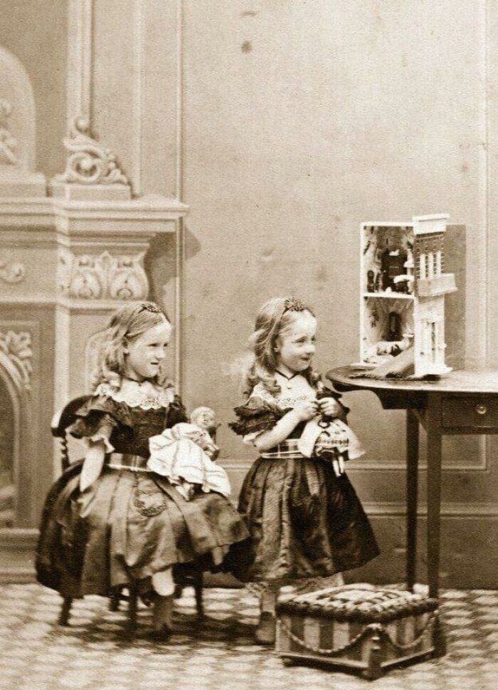 33. Две девочки играют с кукольным домиком, 1850-1860-е гг.