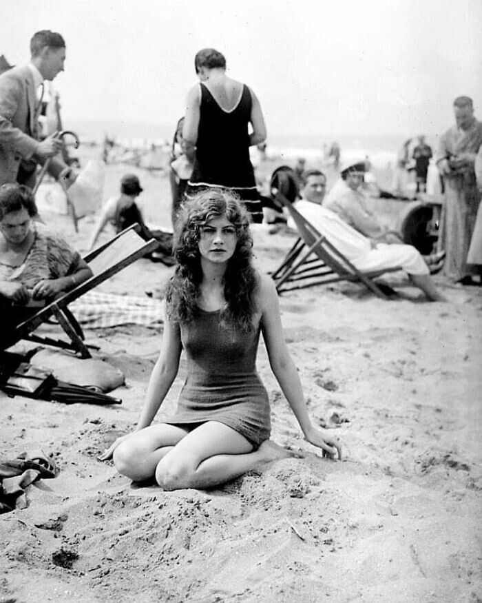 20. Женщина позирует на пляже. Франция, 1925 год