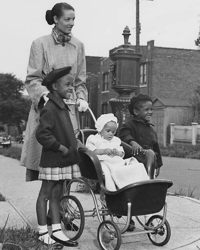 2. Мать с детьми на прогулке, 1946 год. Стиль и элегантность!