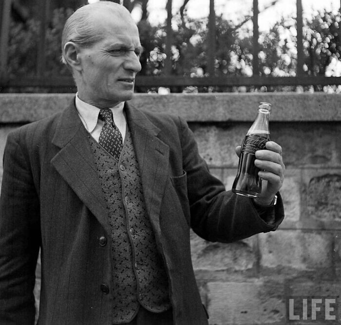 25. Мужчина впервые пробует напиток Coca Cola, Франция, 1950 г.