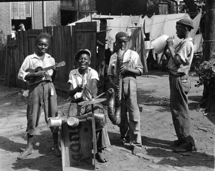 7. Юные уличные музыканты, 1928 год