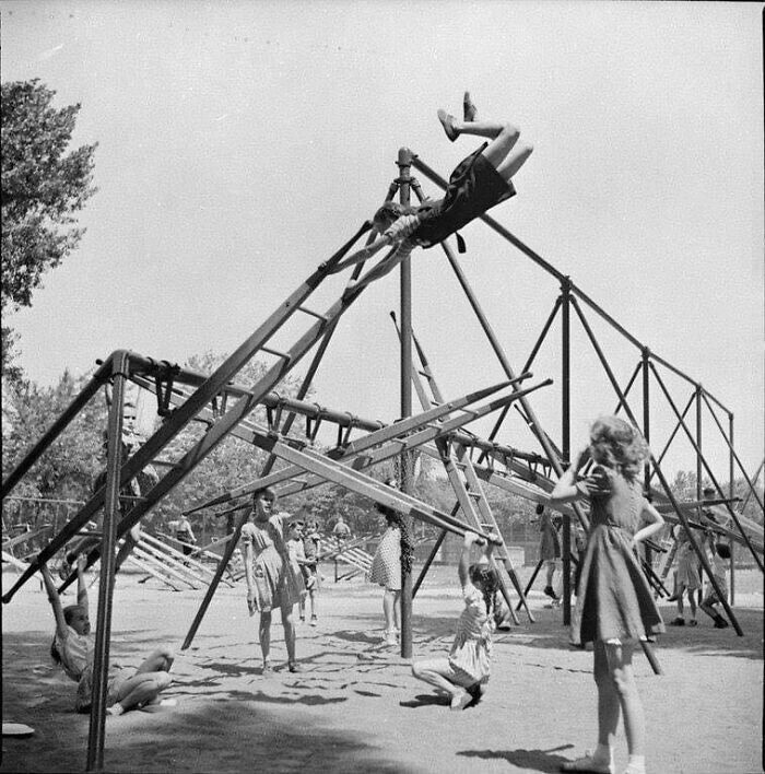 21. Детская игровая площадка в Монреале, 1950-е годы