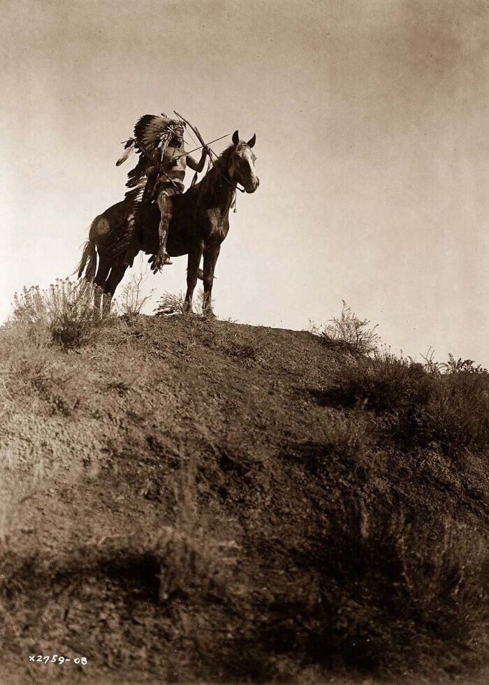 4. Индеец из племени апсарок верхом на лошади, 1908 г.
