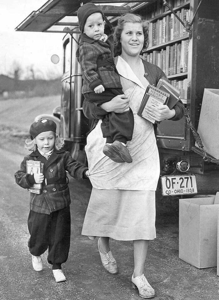 13. Счастливая семья несёт домой книги из мобильной библиотеки Цинциннати, 1940 год
