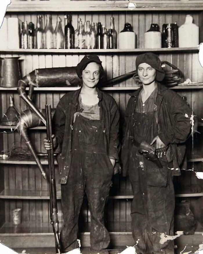 9. Две сестры, Флоренс и Сьюзи Фрирмут, арестованные за самогоноварение во время сухого закона, 1921 год