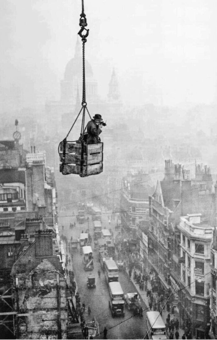 38. Фотограф снимает улицы Лондона из люльки, подвешенной к строительному крану