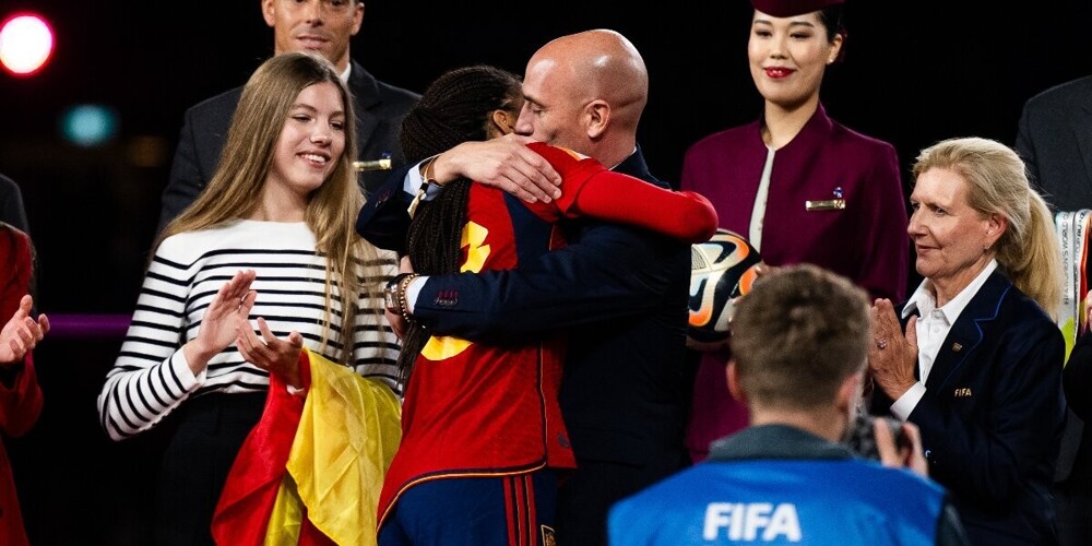 ФИФА отстранила главу испанской футбольной федерации за то, что он поцеловал спортсменку